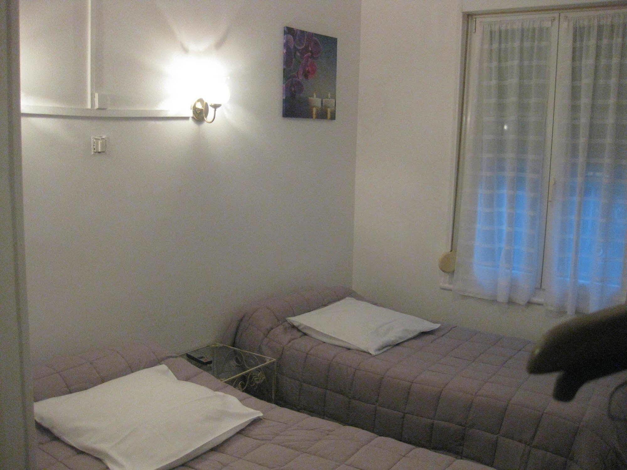 Le Monopole Hotel แร็งส์ ภายนอก รูปภาพ